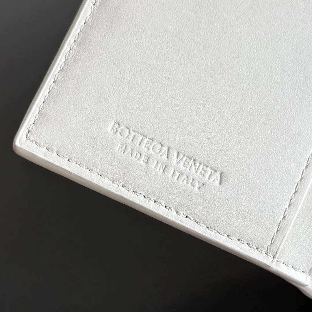 Batch 960 of BOTTEGA VENETA’s new woven small wallets are now shipping! ! ! 🥰🥰Made of carefully selected first-layer sheepskin fabric, this small luxury wallet has an elegant appearance and is also full of practicality. It can store change, driver's license and various cards at the same time. It is so small that it can be put in your pocket and carried with you. It is really convenient [Applause][Applause] Style No.: 667468 Size: 14.5*9.3*2cm